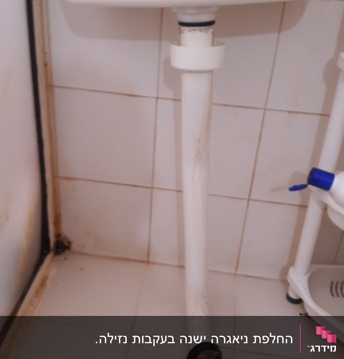 צינור ביוב מנותק ליד אסלה בחדר אמבטיה